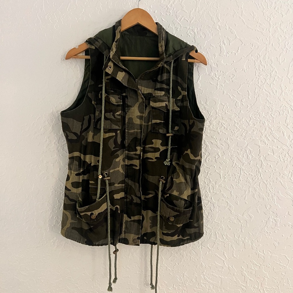 Womans Camo Hooded Vest, S, Zip, Snaps, Military Drawstring